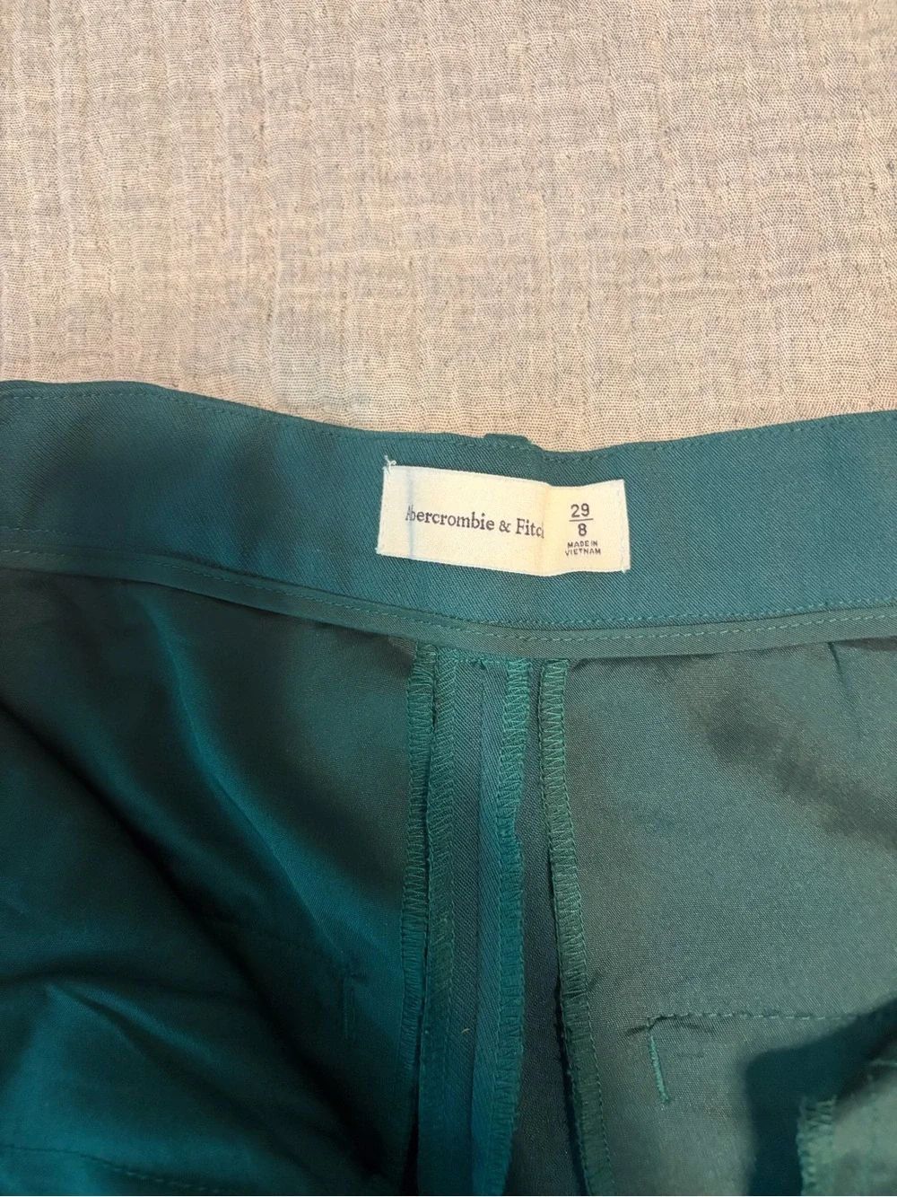 Abercrombie & Fitch Wide-Leg High-Rise Sloane Trousers in Forest Green - Picture 4 of 4